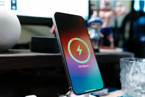 江苏苹果15换屏服务分享用什么充电器给iPhone15充电更好 